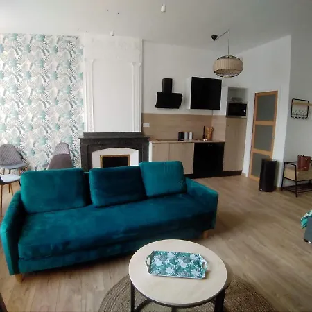 A L Ombre Des Remparts 3 *