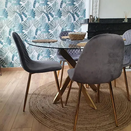 A L Ombre Des Remparts 3