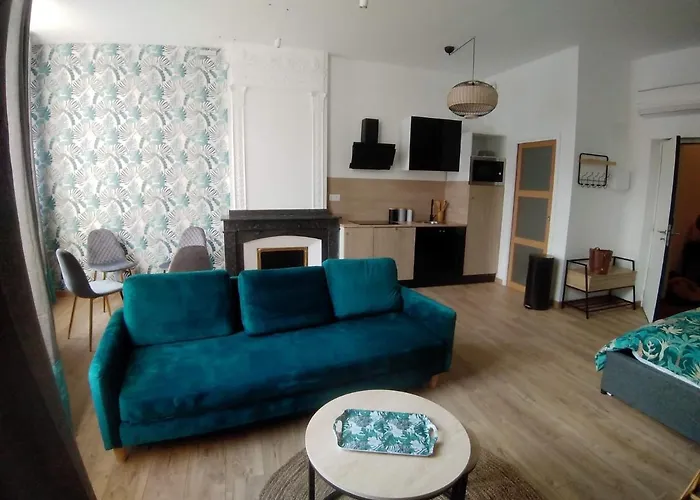 A L Ombre Des Remparts 3 *