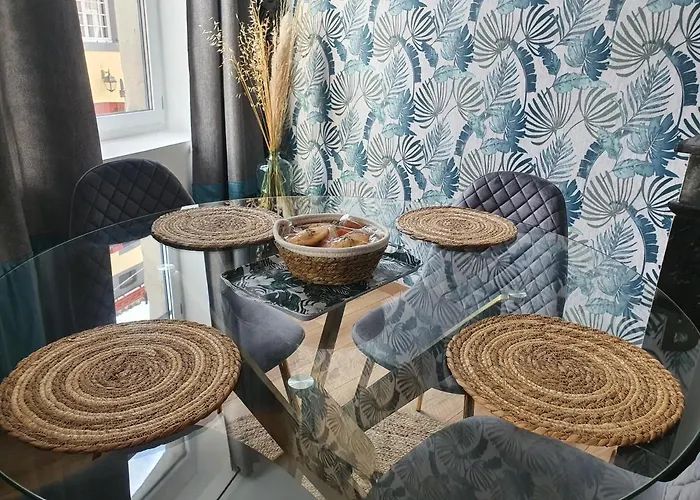 A L Ombre Des Remparts 3 *