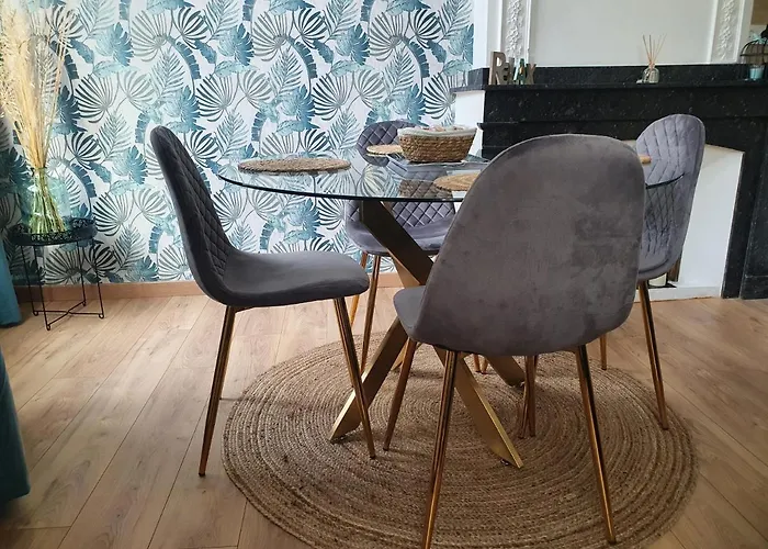 A L Ombre Des Remparts 3